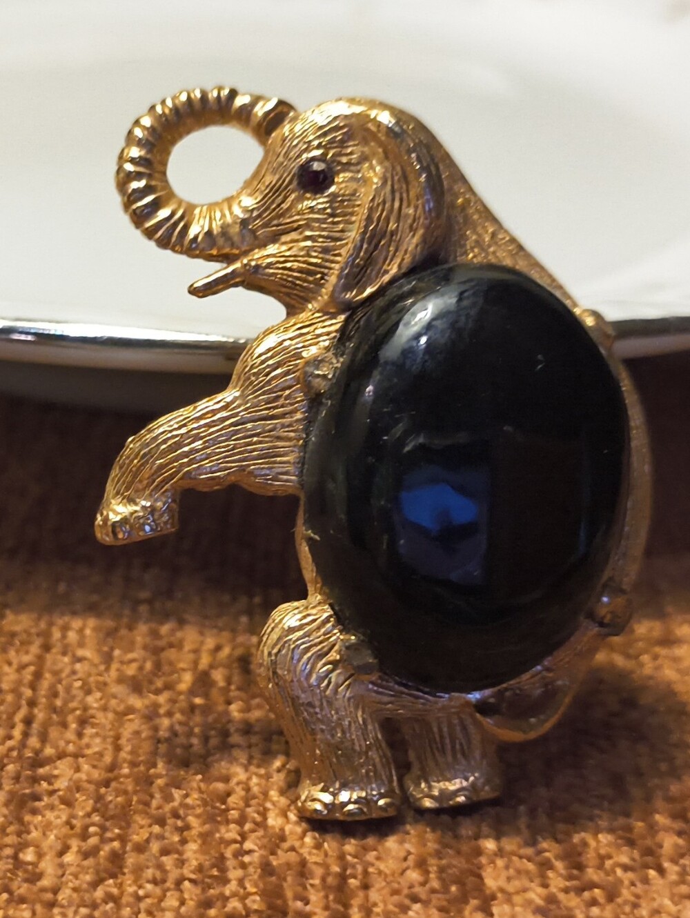 Vtg 80s Gold Tone Elephant Brooch Red Eye Textured Figural Good Luck Trunk Up - Picture 2 of 6